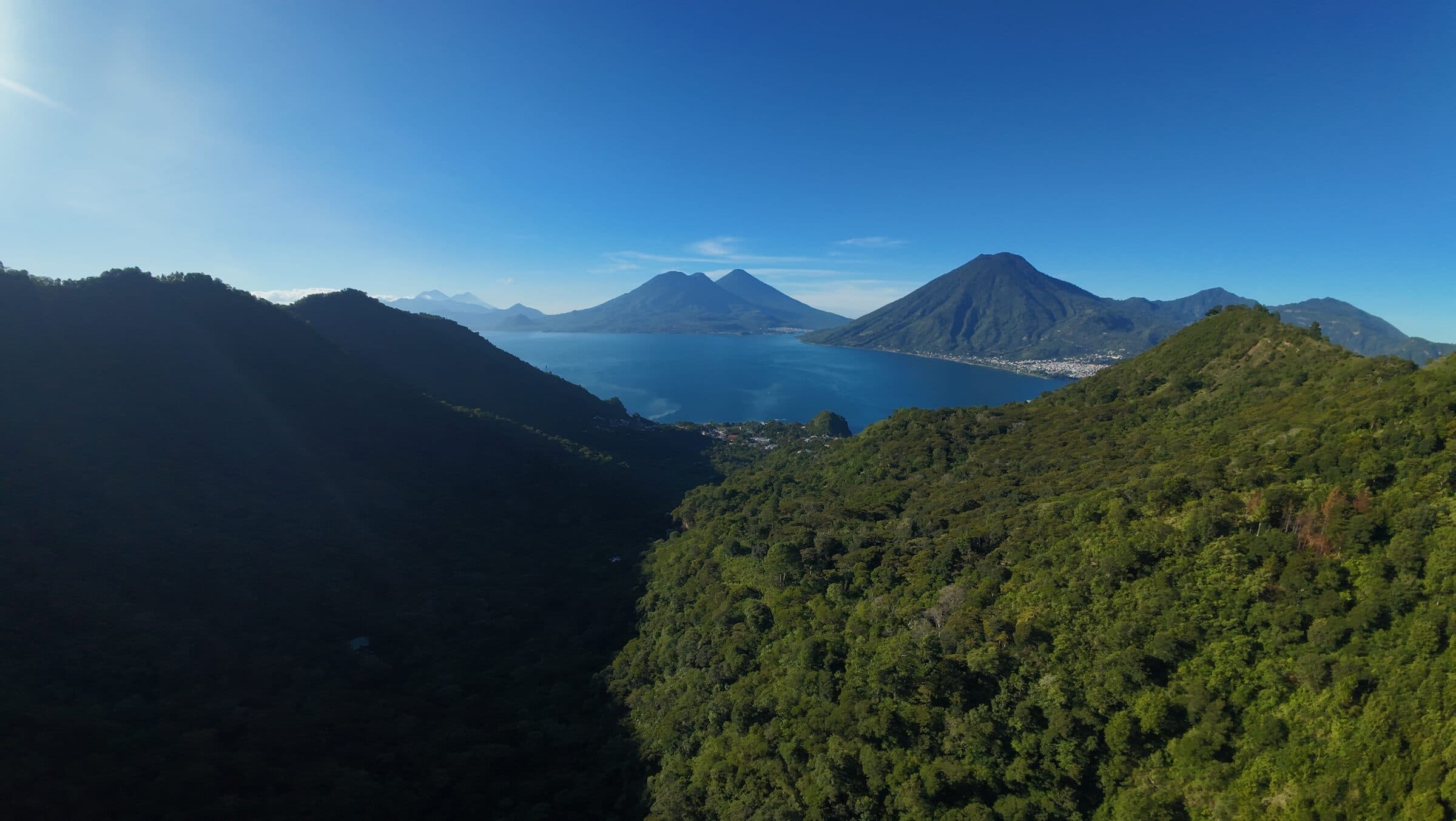 Lago de Atitlán desde San Antonio Palopó — foto nuestra, tomada con dron.